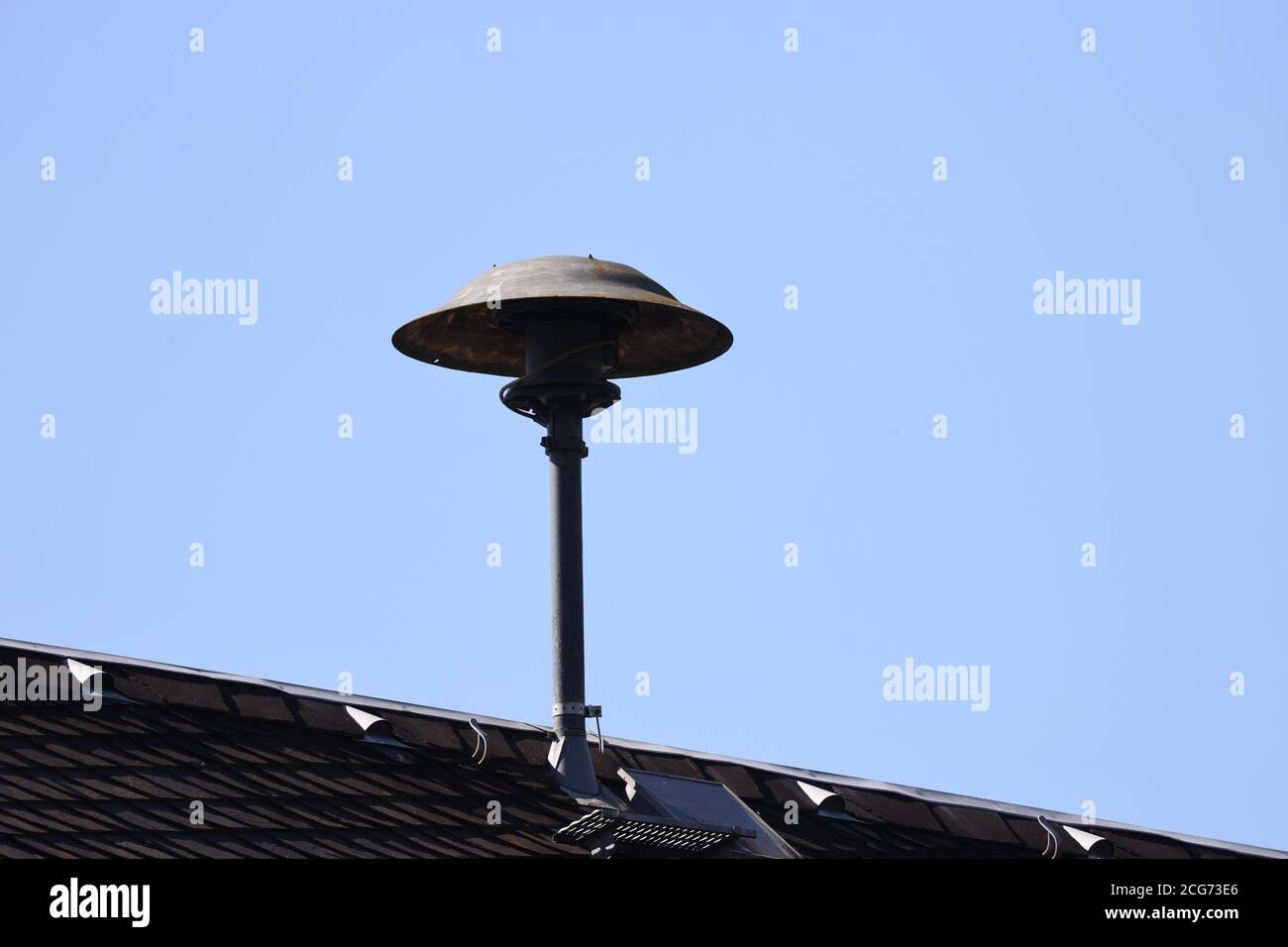 09 septembre 2020, Thuringe, Rückersdorf : une sirène d'alarme est montée  sur le toit de l'hôtel de ville. Le jour d'alerte à l'échelle de  l'Allemagne, le 10.09.2020, ce sera la première alarme