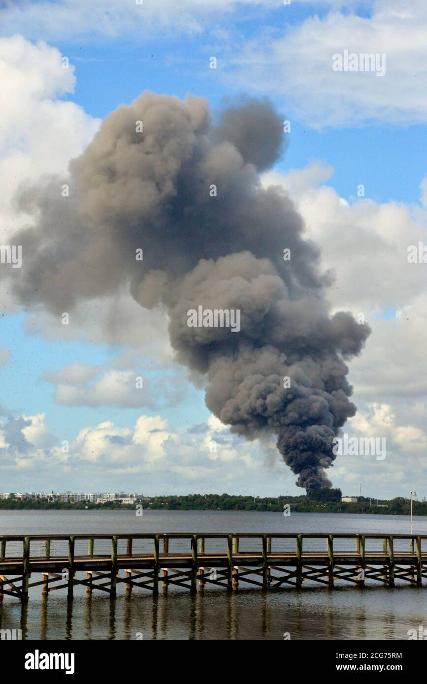 Palm Bay, comté de Brevard, Floride, États-Unis. 9 septembre 2020.de multiples explosions et boules de feu ont pu être vues et ont senti des kilomètres autour DE L'USINE CHIMIQUE DE FAR. En raison de la nature du maquillage chimique, la police de Palm Bay a fermé toute la région et a mis des écoles et des entreprises en place par mesure de précaution. Les unités d'incendie de Palm Bay Fire, de Brevard County Fire Rescue Hazmat unités, et les camions d'écrasement en mousse de l'aéroport international de Melbourne et de la base aérienne Patrick ont assisté. Aucune blessure signalée. Crédit photo : Julian Leek/Alay Live News Banque D'Images