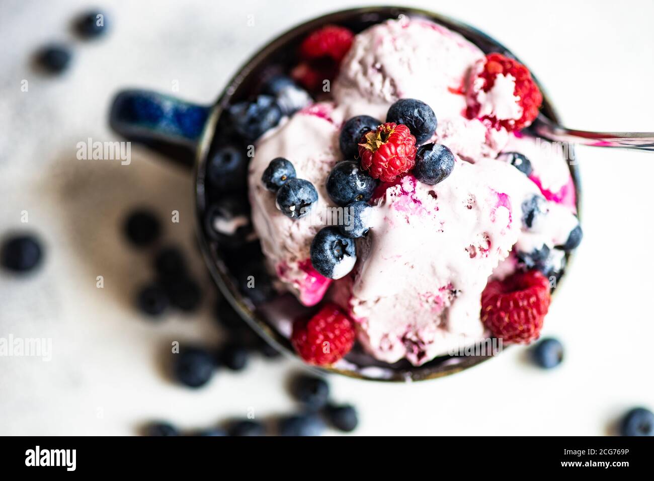 Dessert d'été avec crème glacée, bleuets, framboises et myrtilles Banque D'Images