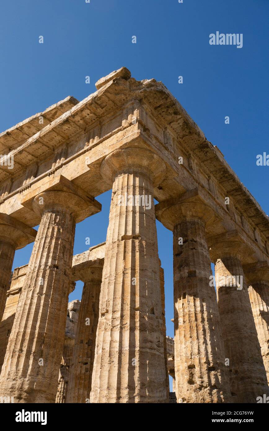 Paestum (Italie) : le temple de Neptune (temple de Poséidon) est le plus grand temple de l'ancienne ville grecque de Poséidonia (Pæstum à l'époque romaine) Banque D'Images Paestum (Italie) : le temple de Neptune (temple de Poséidon) est le plus grand temple de l'ancienne ville grecque de Poséidonia (Pæstum à l'époque romaine) Banque D'Images