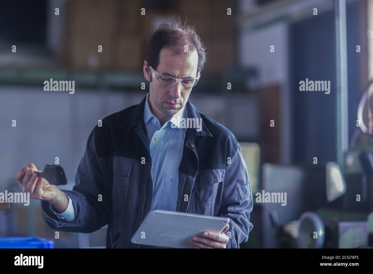 Ingénieur utilisant une tablette numérique dans une usine, l'Allemagne Banque D'Images