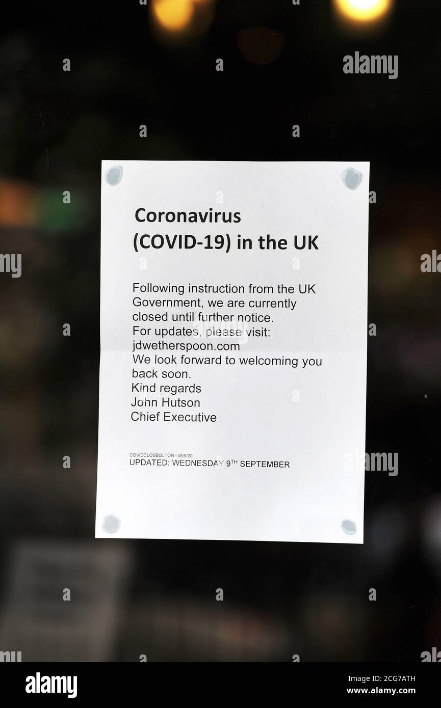 Bolton, Lancashire, 9 septembre 2020. Les habitants de Bolton sont confrontés aujourd'hui à leur première journée complète d'un nouveau verrouillage plus strict. Les pubs, les bars et les restaurants ne sont autorisés qu'à servir un service à emporter, alors qu'il n'est pas permis de rencontrer quelqu'un de l'extérieur de votre famille. Panneau sur la porte du pub tournant Mule, Nelson Square, fermé en raison des nouvelles restrictions. Crédit: Paul Heyes/ Alamy Live News Banque D'Images