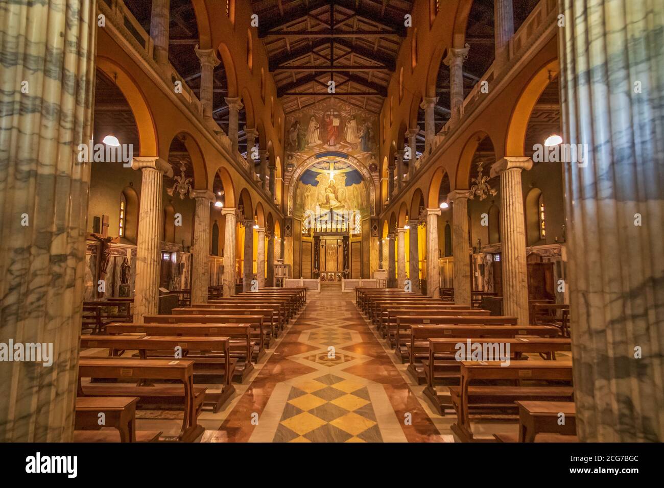 Siège du Vatican et centre principal du catholicisme, Rome présente des dizaines d'églises historiques et merveilleuses. Ici en particulier Santa Maria Addolorata Banque D'Images