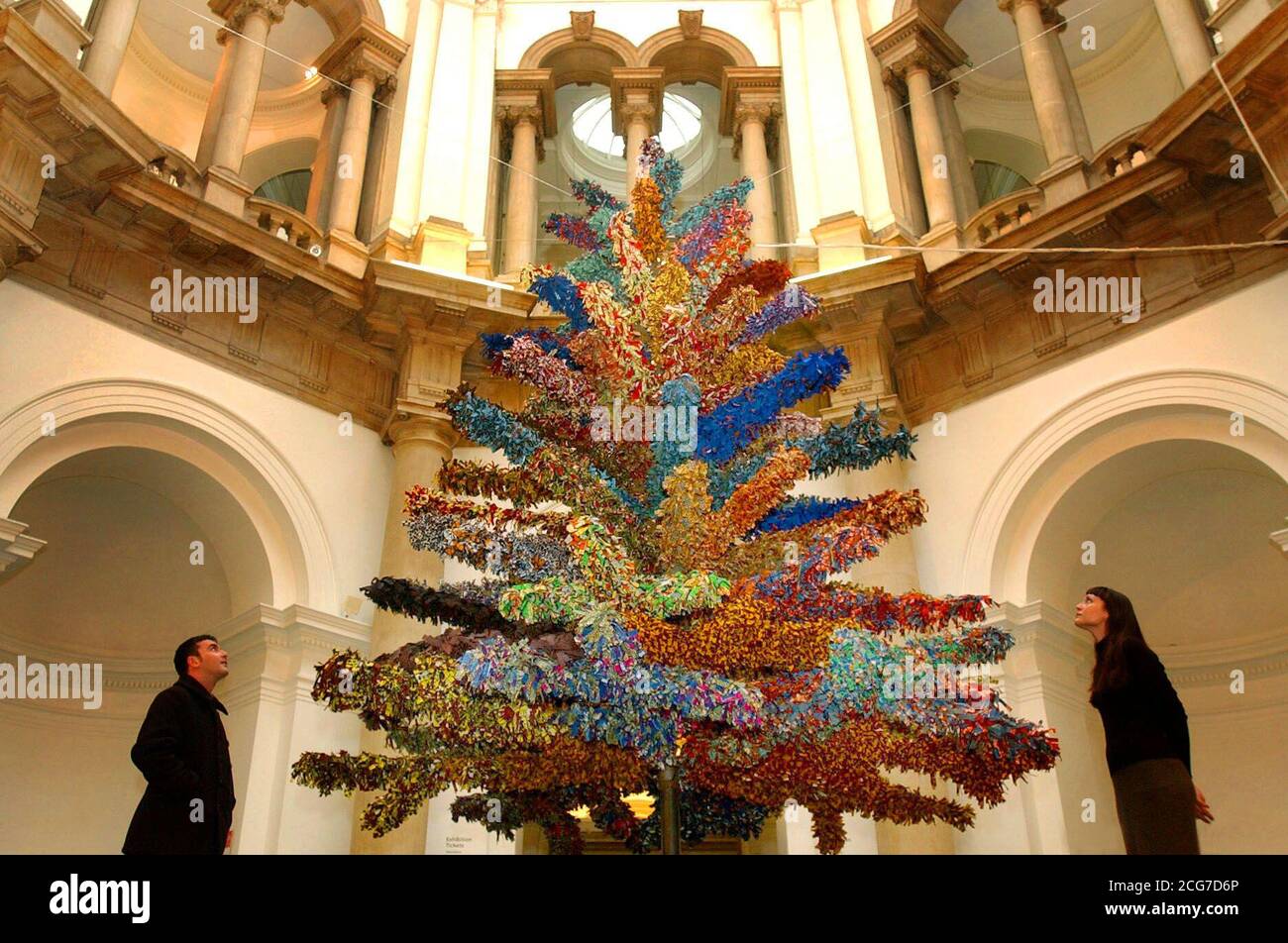 Les visiteurs admirent l'arbre de Noël Tate Britain 2001 qui était exposé.L'arbre, composé de 102 branches de canne en batik multicolore et densément déchiqueté, est l'œuvre de l'artiste Yinka Shonibara, né à Londres mais qui a grandi au Nigeria.* c'est le 14ème arbre de Noël qui sera commandé par Tate Britain et sera exposé à la galerie à la Millbank de Londres jusqu'en janvier 5. Banque D'Images