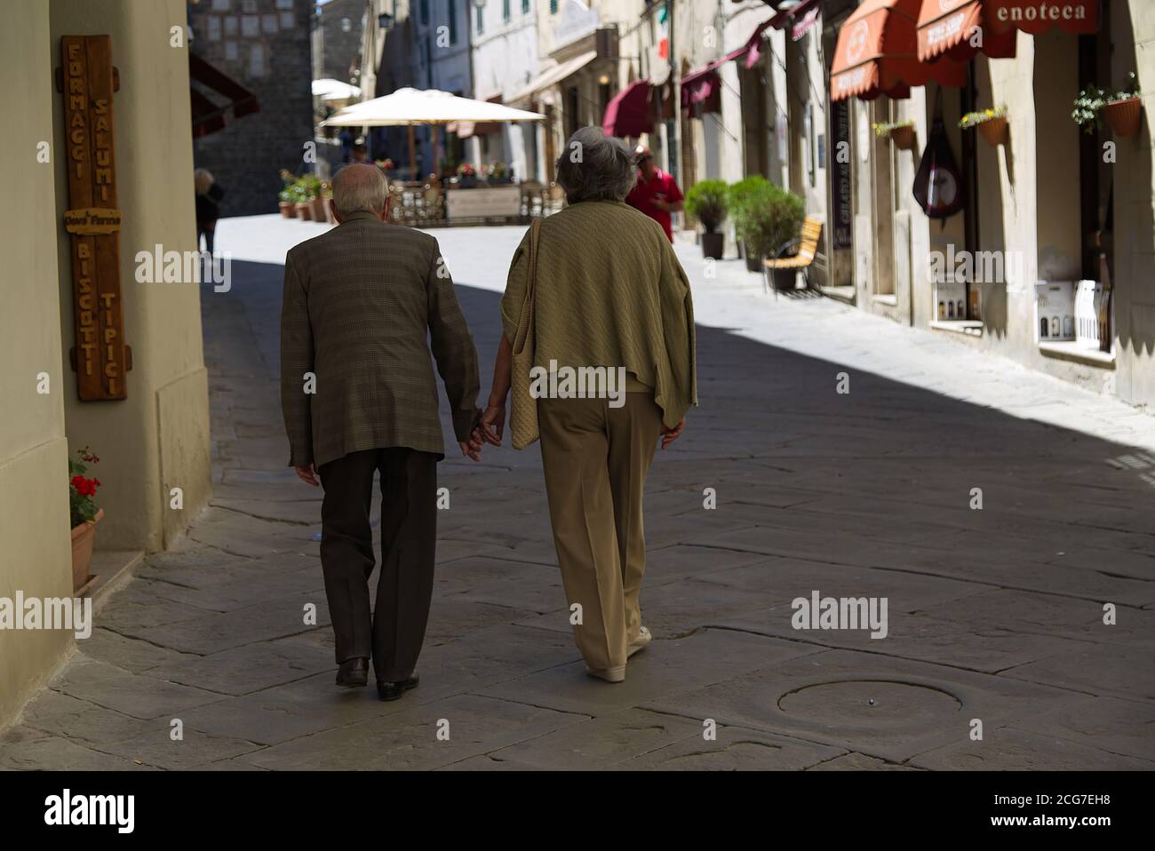 Amour éternel dans les rues de Montalcino en Toscane, Italie Banque D'Images