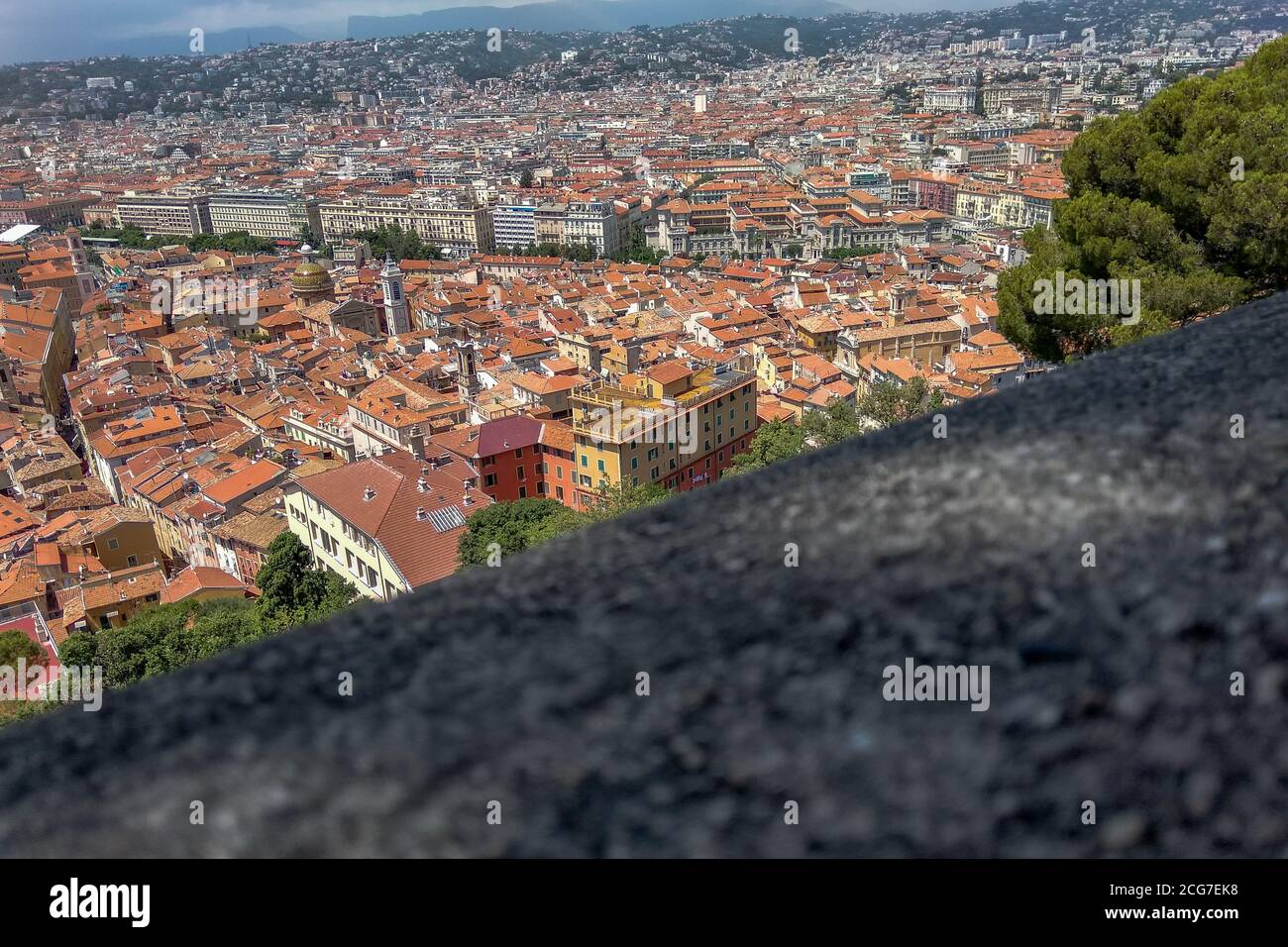Vue panoramique depuis le parc du Mont Boront sur la colline au-dessus de la ville de Nice avec des maisons traditionnelles à l'atmosphère avec des toits de tuiles rouges, France. Banque D'Images