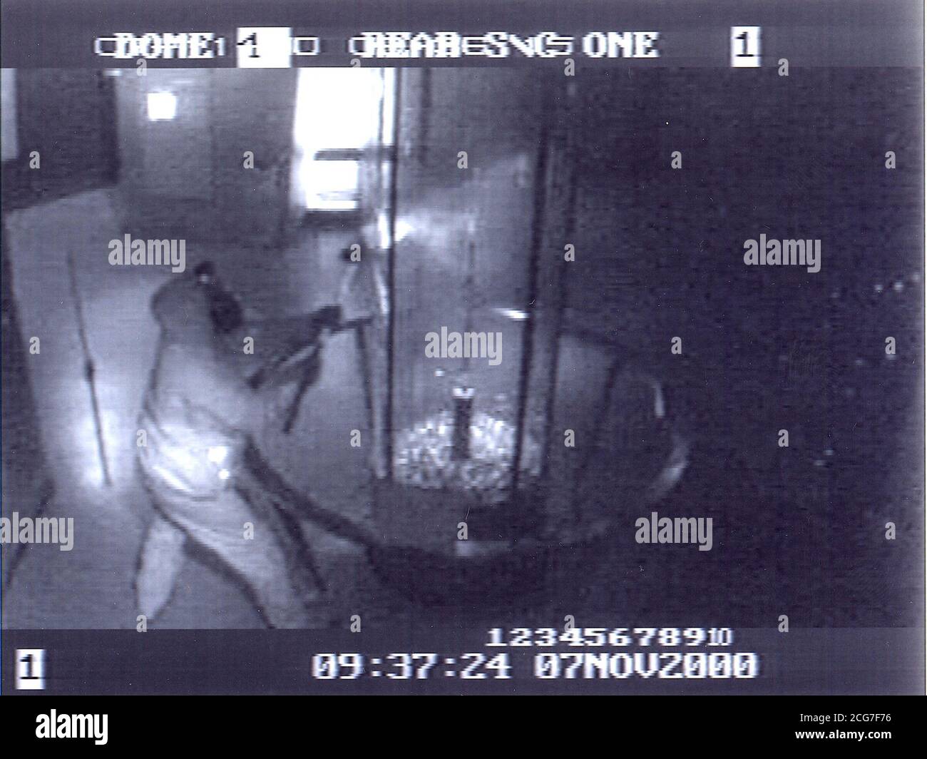 Image de CCTV sur l'attaque du diamant Millennium Star au Millennium Dome le 7 novembre 2000. Quatre hommes ont été reconnus coupables au Old Bailey de Londres de comploter pour effectuer le vol. * 22/12/02: Image de CCTV sur l'attaque par le diamant du Millenium Star au Millennium Dome 7 novembre 2000, qui est arrivé 10e dans une liste des 10 premières arrestations par la police britannique. Le vol du Millenium Dome, l'entrée finale dans le Top 10, aurait été le plus grand heist de tous les temps, si les officiers de la met s Flying Squad n'avaient pas déjoué le plan. Un gang de quatre avait tracé pour voler des diamants inestimables Banque D'Images
