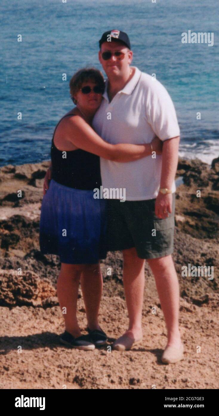 Récupérez la photo de Nicky et de Bob Lovell, photographiés avant d'aller à l'alimentation. Les deux cuisiniers ont réussi à perdre un tiers de leur poids commun pour gagner M. et Mme Slimming World 2002. * le couple, qui a dirigé un restaurant et des entreprises à emporter à Southampton, a perdu ensemble 13 pierre 3lbs en 85 semaines pour gagner le prix et un voyage pour deux à New York. Le Lovells prendra le titre lors d'une cérémonie organisée par Slimming World à l'hôtel Ritz de Londres. Banque D'Images