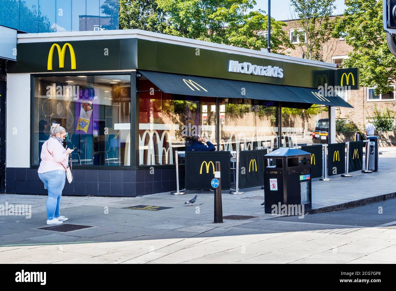 Le restaurant McDonald's à Archway, dans l'Islington du Nord, est maintenant ouvert depuis l'assouplissement des restrictions de confinement durant la pandémie du coronavirus, à Londres, au Royaume-Uni Banque D'Images