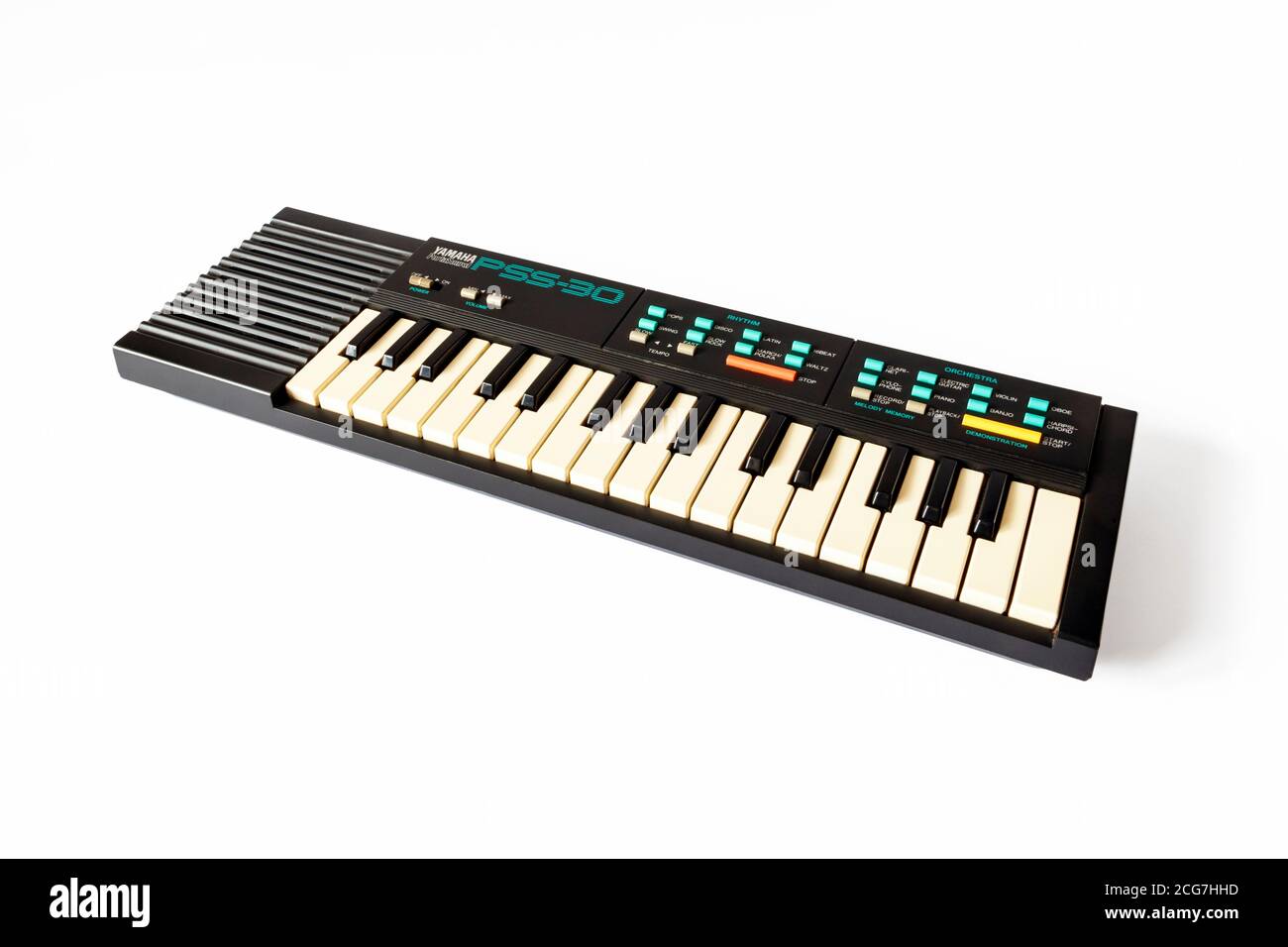Un mini clavier musical électronique Yamaha PortaSound PSS-30 des années 80 isolé sur un fond blanc Banque D'Images