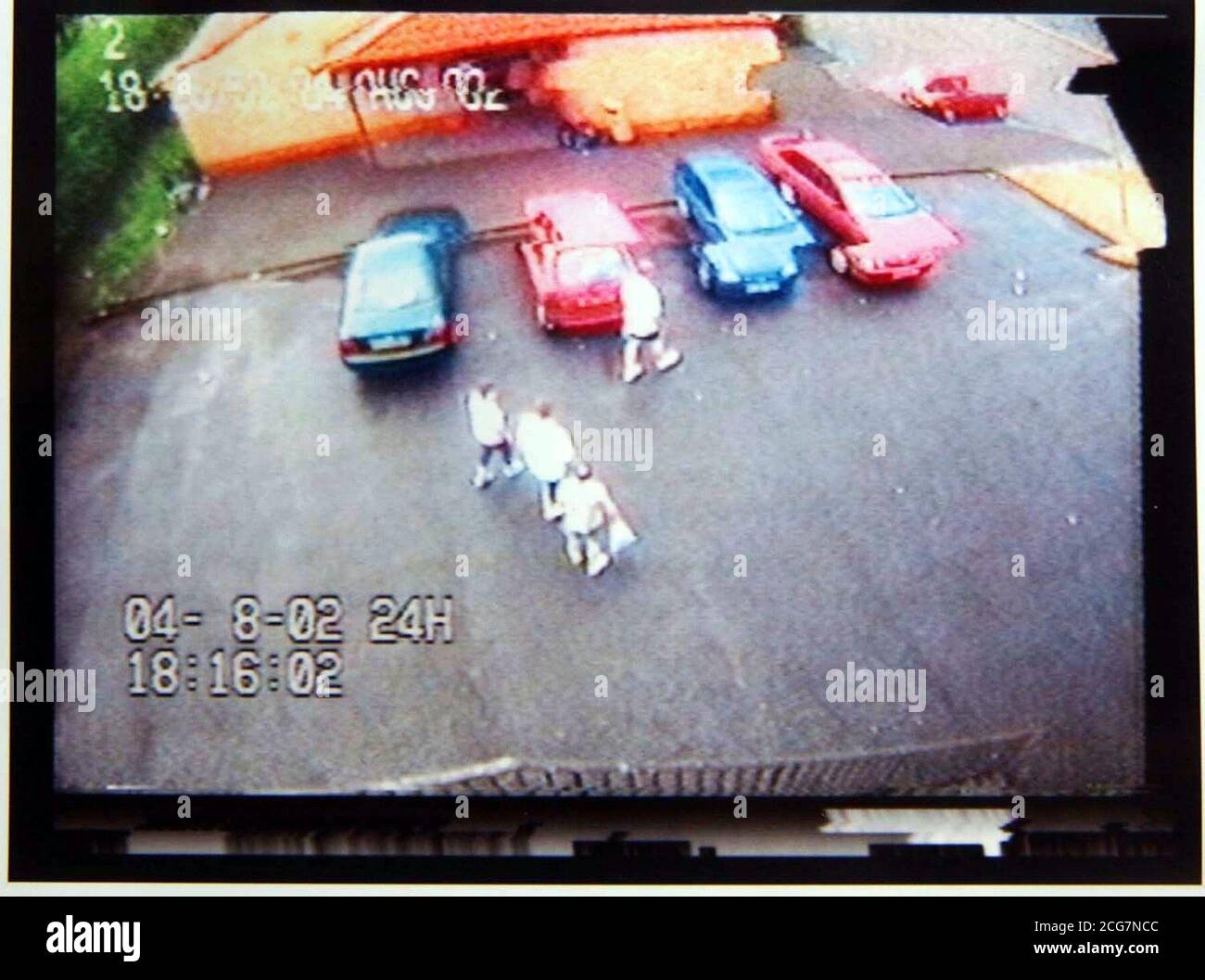 La police de Cambridge qui chasse Holly Wells et Jessica Chapman ont sorti ces photos de vidéosurveillance de quatre jeunes qu'ils souhaitent retracer. Les deux filles ont disparu dimanche soir de leur maison à Soham. Banque D'Images
