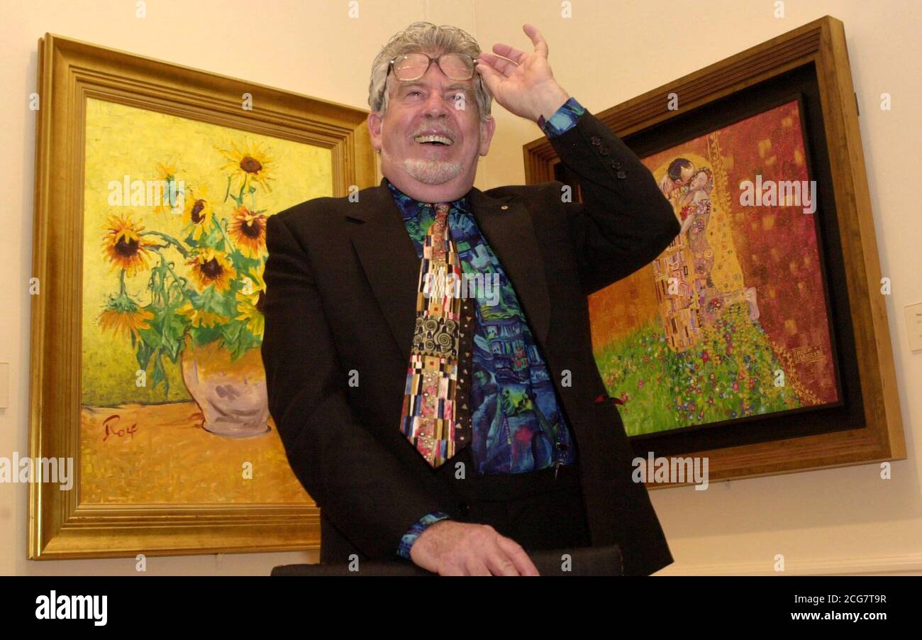 Artiste Rolf Harris à la National Gallery, Londres. Rolf présentera certaines de ses œuvres basées sur des chefs-d'œuvre très appréciés tels que les nénuphars de Monet et les Sunflowers de Van Gogh à la galerie de Londres jusqu'au 2 décembre. Banque D'Images