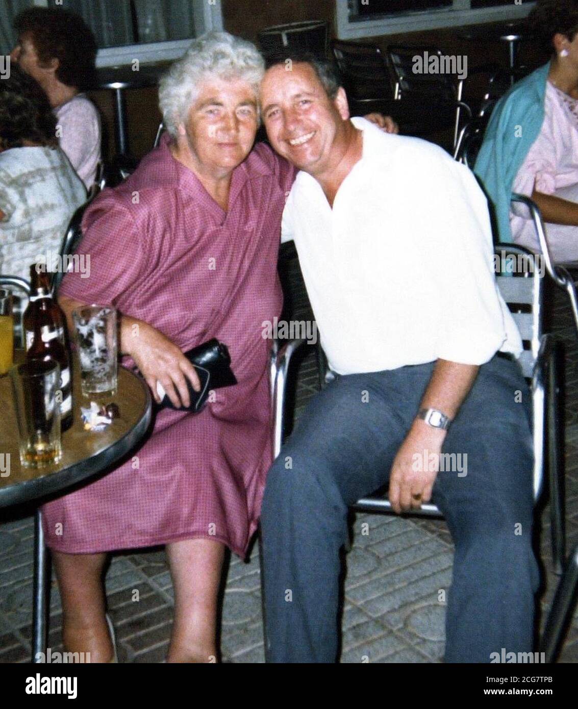 Non daté collectez l'image de Violet Davies, 76 ans, (en photo avec ses amis Carl Jones) qui est décédé à l'hôpital de Welshpool, au milieu du pays de Galles, la nuit dernière, dans les heures d'un incendie dans sa maison de Newtown. *..le pensionné, qui vivait seul dans une maison mitoyenne, a été la première victime le premier soir de la grève nationale de 48 heures de pompier, malgré une armée de la Déesse verte étant sur les lieux en neuf minutes. Voir PA Story INDUSTRY Fire. Photo PA. Banque D'Images