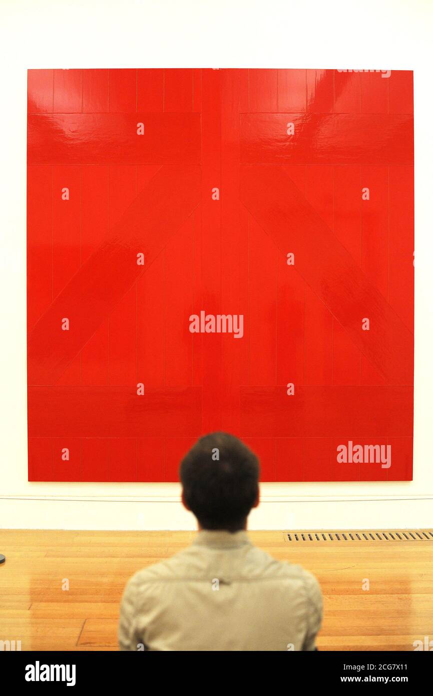 Un visiteur regarde 'Red Barn Door 2008', par l'artiste Gary Hume pendant la vue de presse de Patrick Caulfield et Gary Hume à Tate Britain, Linbury Galleries, Londres, qui s'ouvre au public du 5 juin au 1er septembre. Banque D'Images