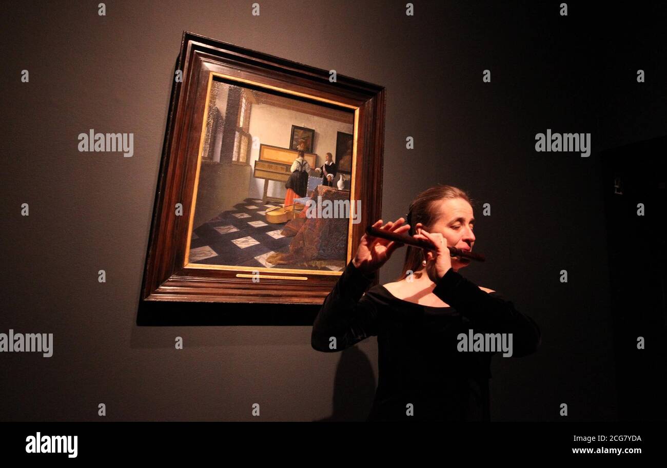 Rachel Brown joue la flûte devant un tableau Johannes Vermeer à la National Gallery de Londres, pour promouvoir une exposition de Vermeer et de musique. Banque D'Images