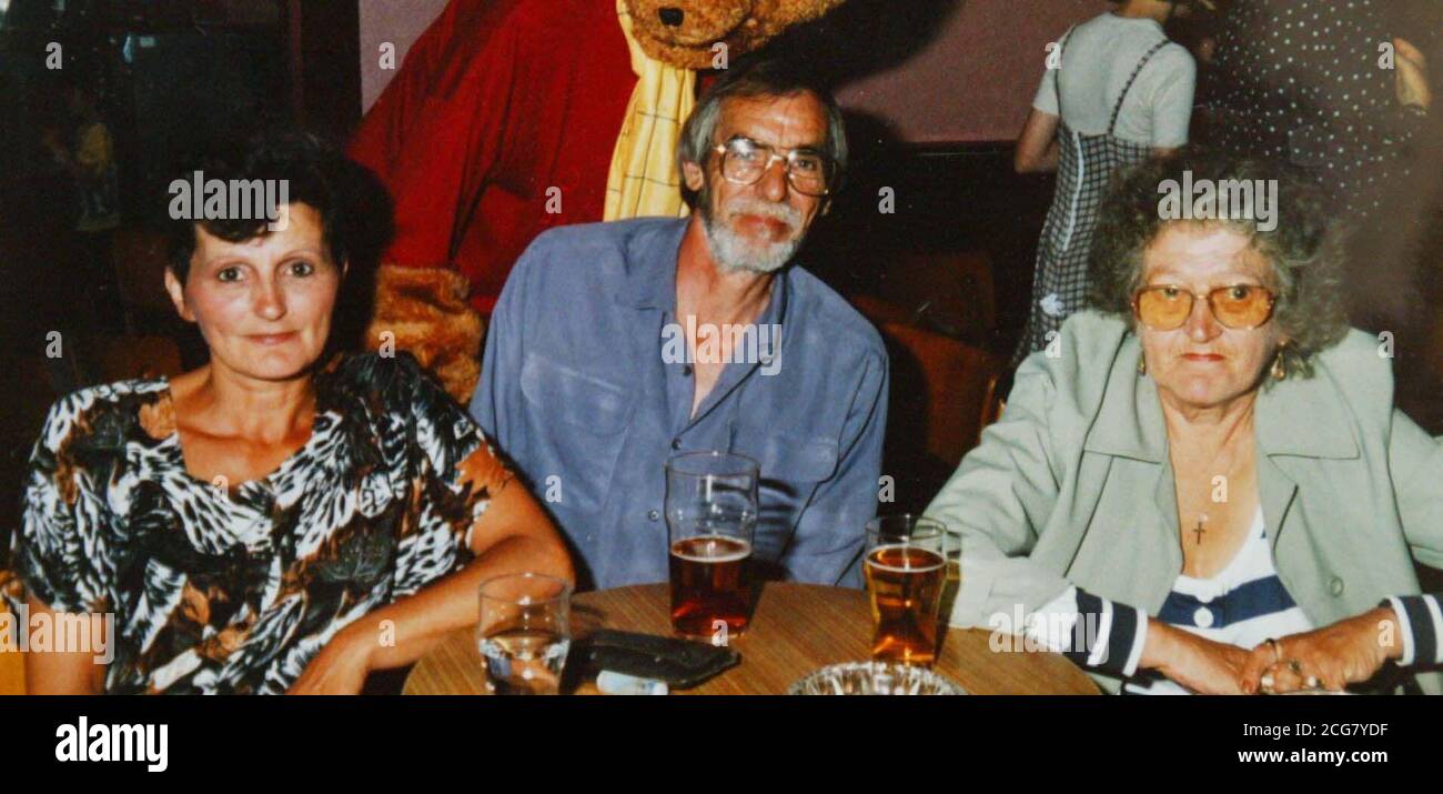 Mary Martin (à gauche) et son partenaire Ted et la mère de mary June on Holiday en 1994. Mary, une grand-mère qui a vécu en Grande-Bretagne pendant 54 ans, a été informée par le Home Office qu'elle sera expulsée parce qu'elle est considérée comme américaine. Mary Martin, *..from Trimley St Mary, à Suffolk, est née aux États-Unis et est venue vivre au Royaume-Uni avec sa mère née en Angleterre en 1949. Mlle Martin, 55 ans, vit dans ce pays depuis, et n'a jamais quitté le pays pour aller à l'étranger. Vendredi dernier, elle a reçu une lettre du Home Office lui disant de quitter le pays dans les 10 jours parce qu'elle co Banque D'Images