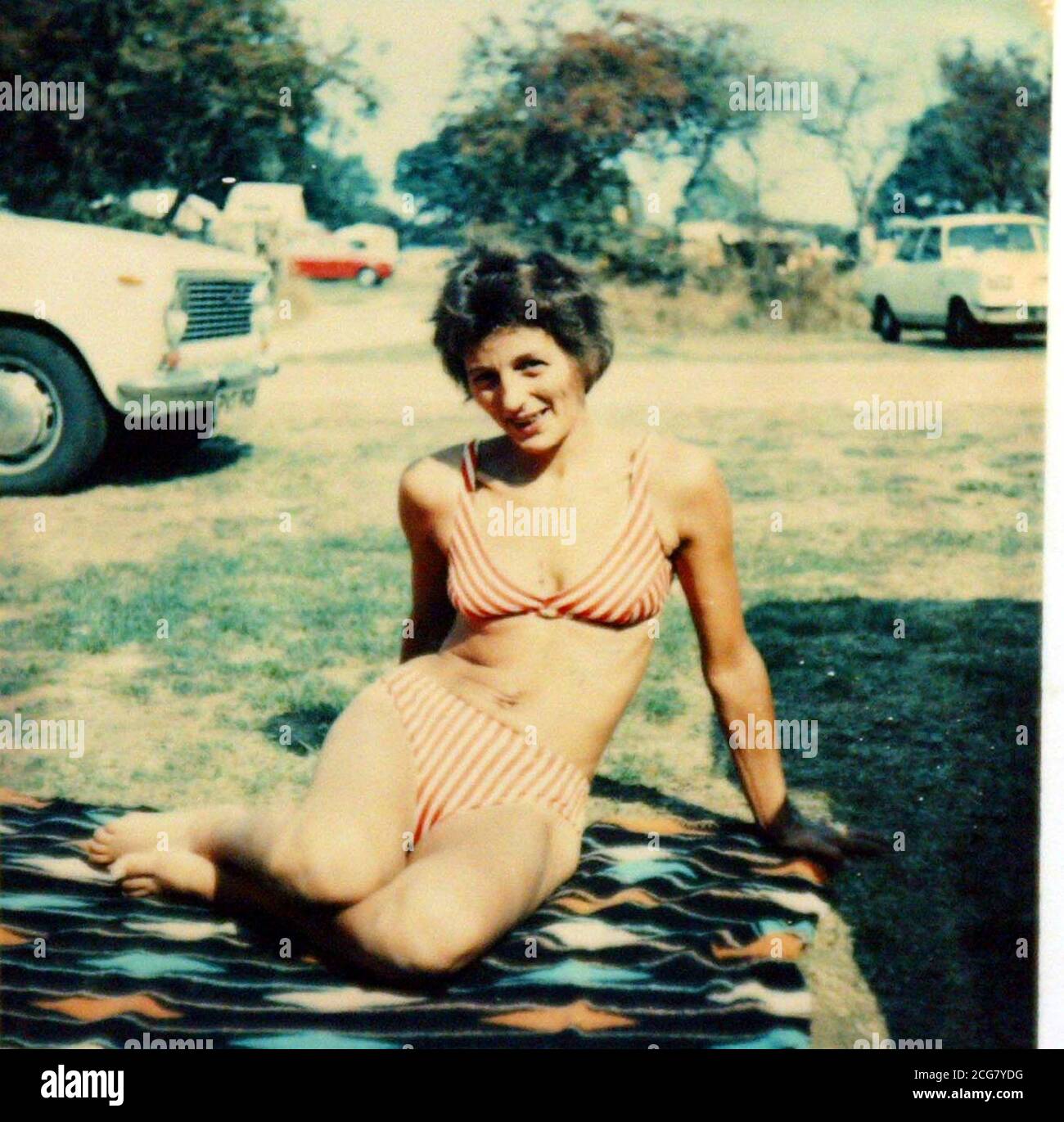 Une photo à collectionner de Mary Martin pendant le camping à l'âge de 21 ans. Mary, une grand-mère qui a vécu en Grande-Bretagne pendant 54 ans, a été informée par le Home Office qu'elle sera expulsée parce qu'elle est considérée comme américaine. Mary Martin, de Trimley St Mary, à Suffolk, *..est née aux États-Unis et est venue vivre au Royaume-Uni avec sa mère née en 1949. Mlle Martin, 55 ans, vit dans ce pays depuis, et n'a jamais quitté le pays pour aller à l'étranger. Vendredi dernier, elle a reçu une lettre du Home Office lui demandant de quitter le pays dans les 10 jours parce qu'elle ne pouvait pas prouver qu'elle avait vécu Banque D'Images