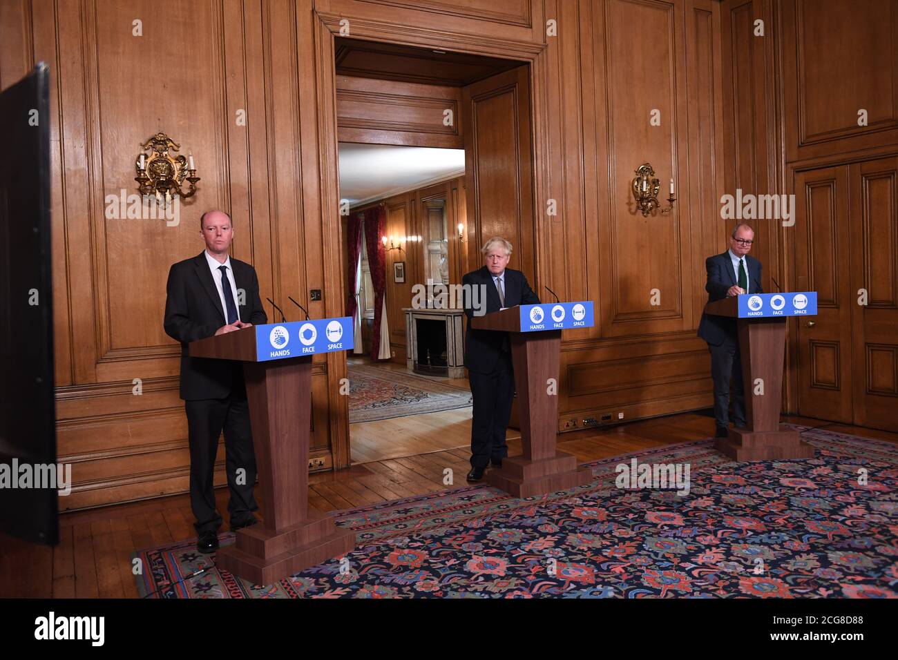 (De gauche à droite) Professeur Chris Whitty, médecin-chef, Boris Johnson, Premier ministre, et Sir Patrick Vallance, conseiller scientifique en chef, lors d'une conférence de presse virtuelle à Downing Street, Londres, suite à l'annonce que la limite légale des rassemblements sociaux sera ramenée de 30 personnes à six personnes. La modification de la loi en Angleterre entrera en vigueur lundi alors que le gouvernement cherche à freiner la hausse des cas de coronavirus. Banque D'Images