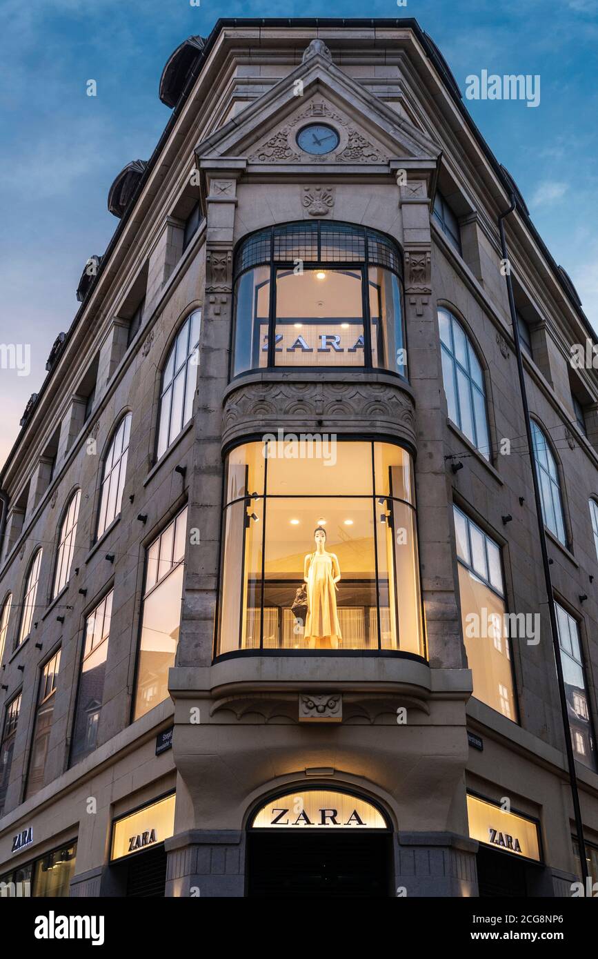 Copenhague, Danemark - 26 août 2019 : magasin de vêtements de mode Zara  situé le long de la rue commerçante Stroget à Copenhague, Danemark Photo  Stock - Alamy