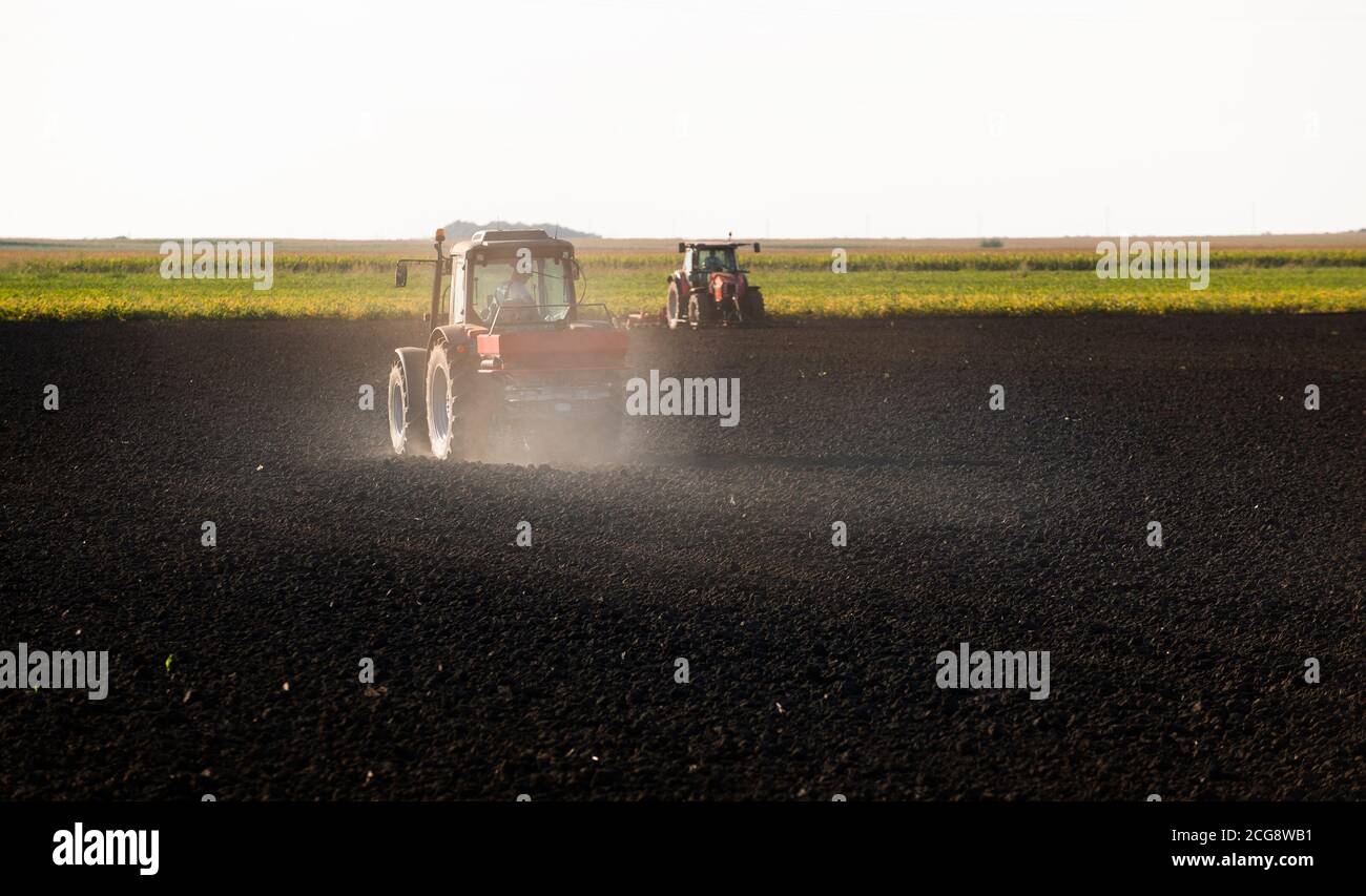 Tracteur épandage d'engrais artificiels. Transport, agricole. Banque D'Images