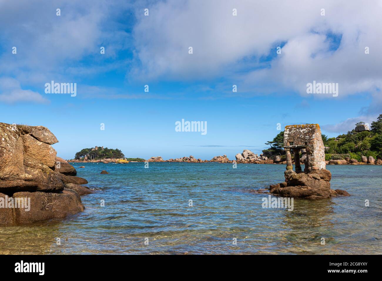 Oratoire Saint Guirec sur la plage de la baie de Saint Guirec. Côte de granit rose, Perros Guirec, Bretagne, France. Banque D'Images