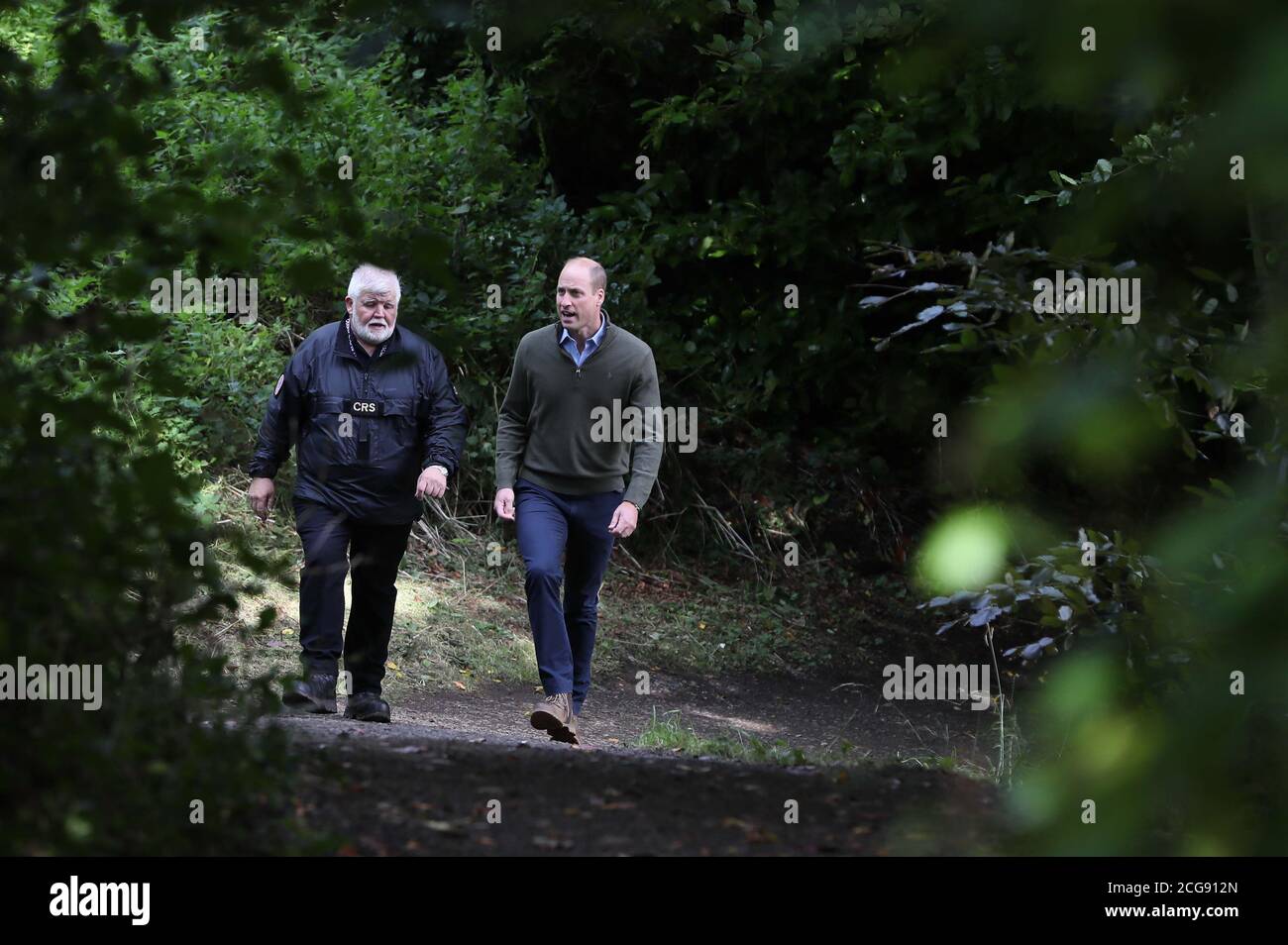 Le duc de Cambridge (à droite) parle avec le fondateur du Service de secours communautaire (CRS) et le commandant régional Sean McCarry lors d'une visite au CRS au parc national de Cave Hill dans le cadre de sa visite de Belfast. Banque D'Images