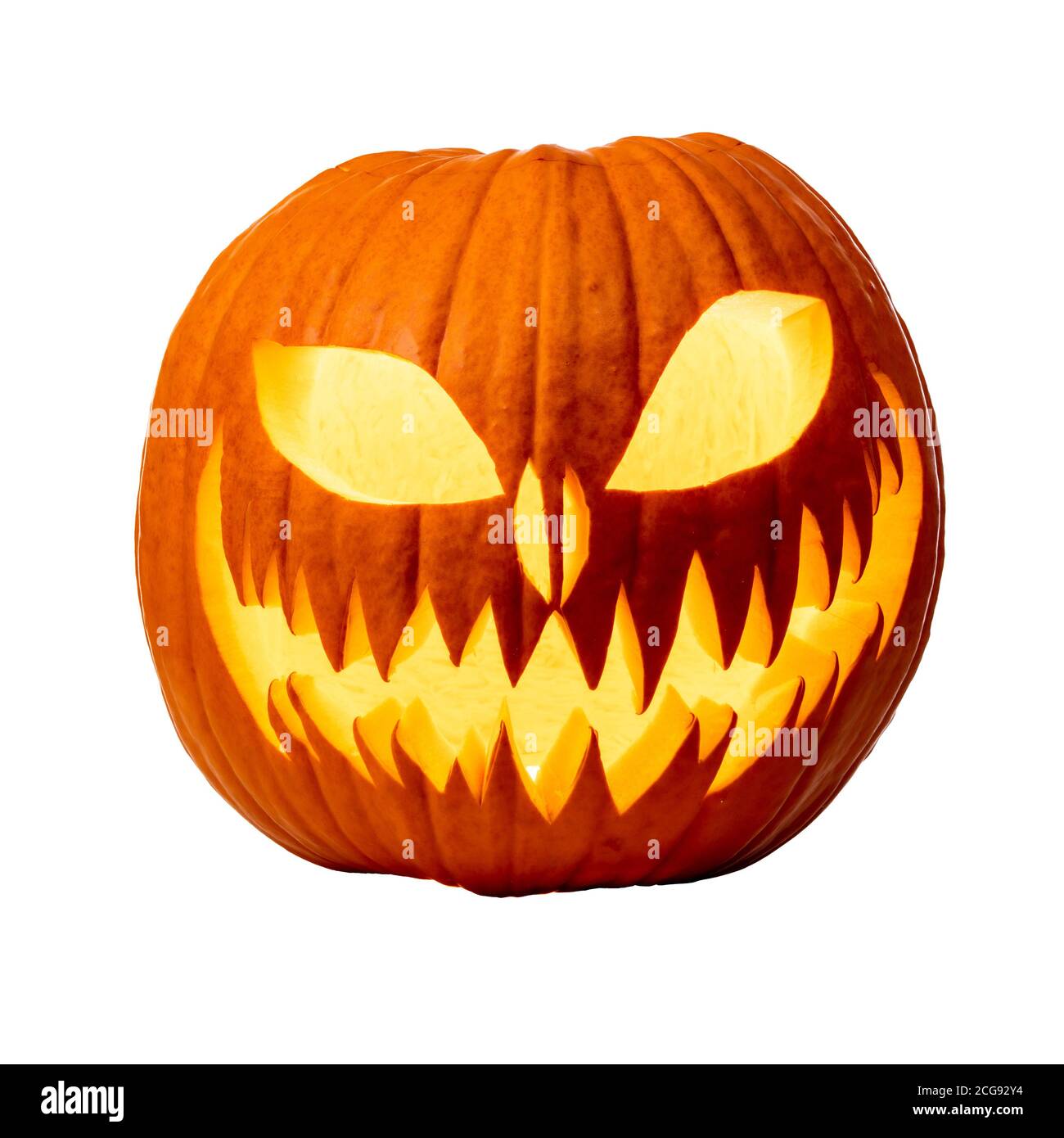 Citrouille d'Halloween sculptée avec visage effrayant et bougie à l'intérieur. Isolée sur blanc. Banque D'Images