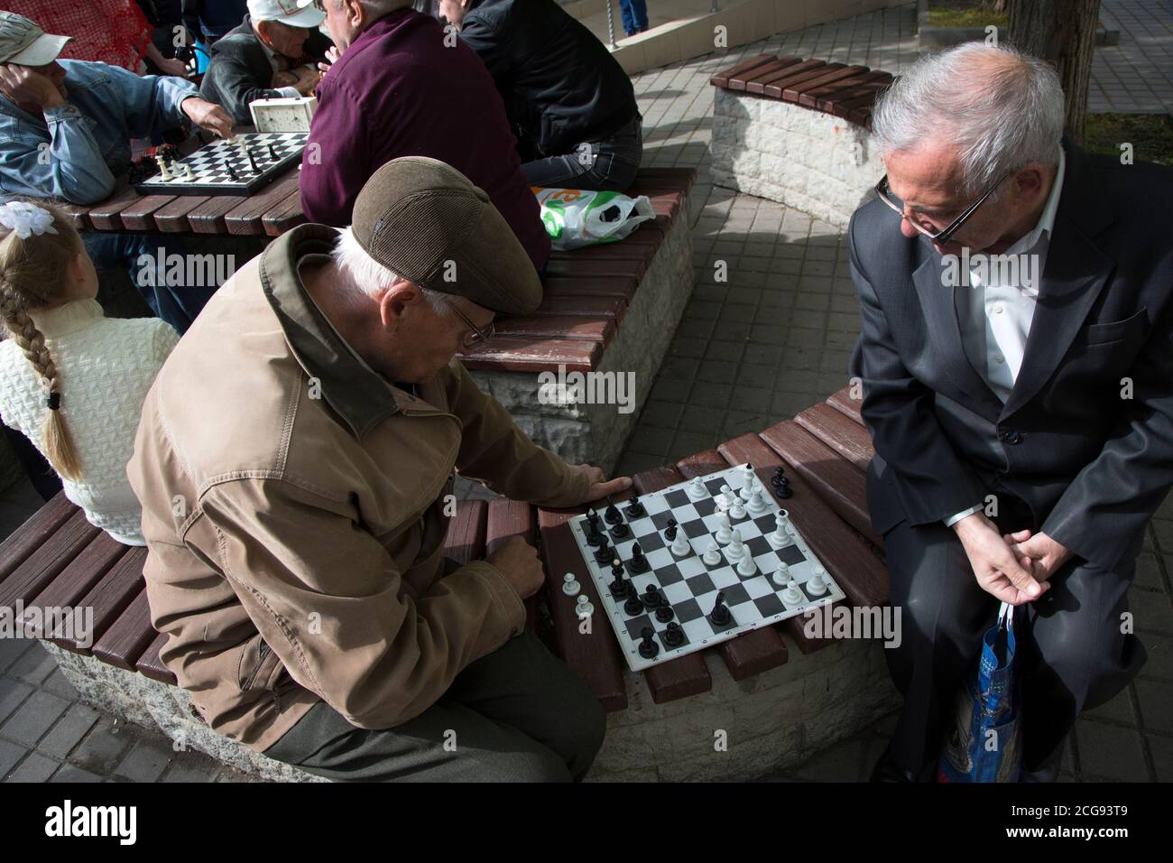 Sébastopol. 3 mai, 2016 personnes jouent avec enthousiasme aux échecs dans la place traditionnelle de la place dans le centre de la ville de Sébastopol, République de Crimée Banque D'Images