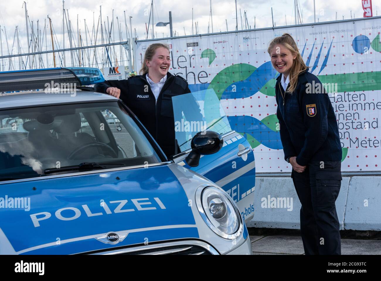 Zwei schleswig-holsteinische Polizistinnen starten morgen (10.09.) BEI den Segelwettbewerben der KIELER Woche 2020. Innenministerin Sabine Sütterlin-W Banque D'Images