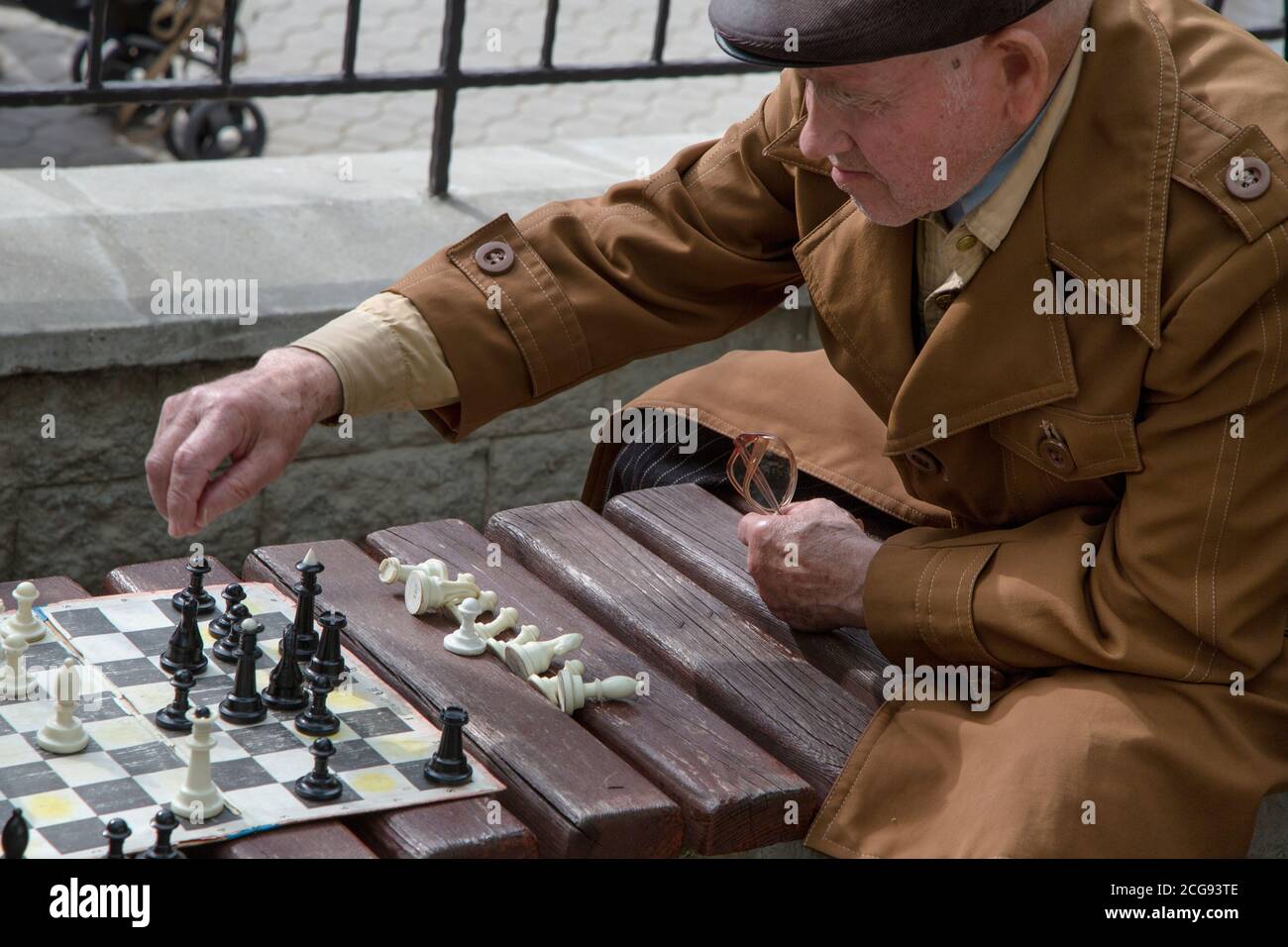 Sébastopol. 3 mai, 2016 personnes jouent avec enthousiasme aux échecs dans la place traditionnelle de la place dans le centre de la ville de Sébastopol, République de Crimée Banque D'Images