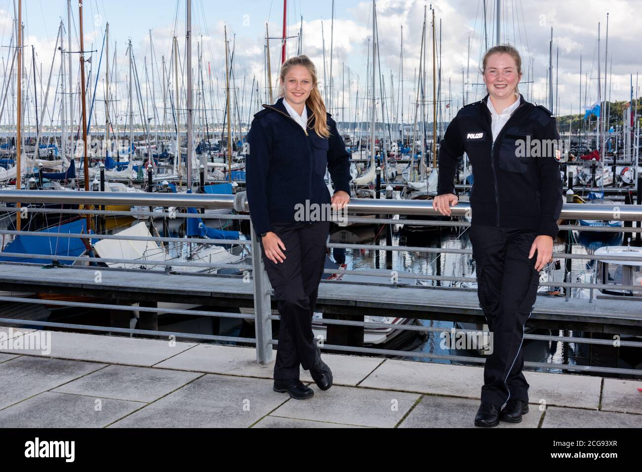 Zwei schleswig-holsteinische Polizistinnen starten morgen (10.09.) BEI den Segelwettbewerben der KIELER Woche 2020. Innenministerin Sabine Sütterlin-W Banque D'Images