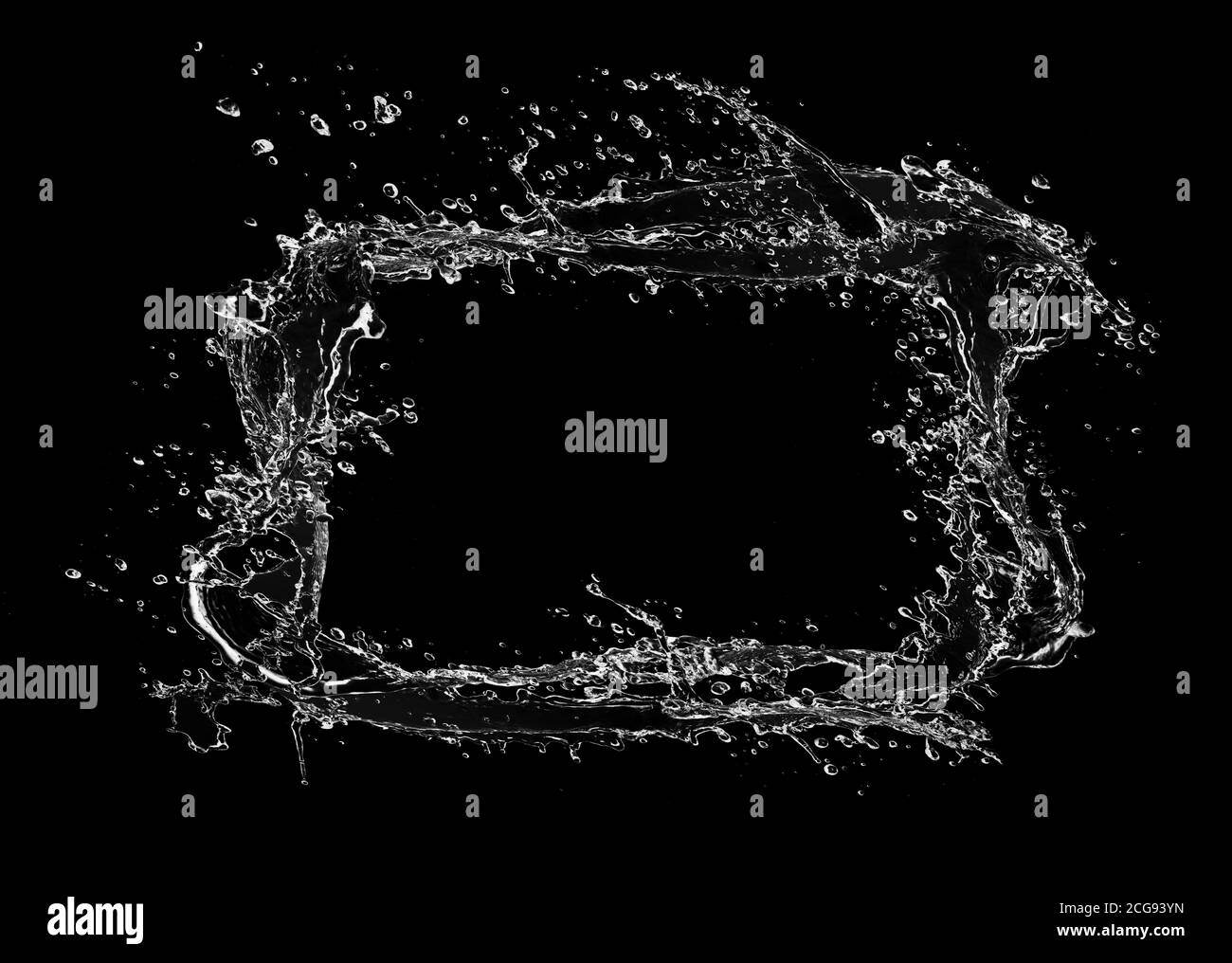 Éclaboussures de rectangle d'eau isolées sur fond noir. Forme de gros plan abstraite avec espace libre pour le texte. Banque D'Images