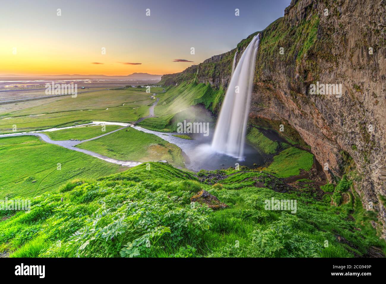 Seljalandfoss dans une belle lumière de coucher de soleil, Islande. Une des plus belles chutes d'eau d'Islande. Banque D'Images