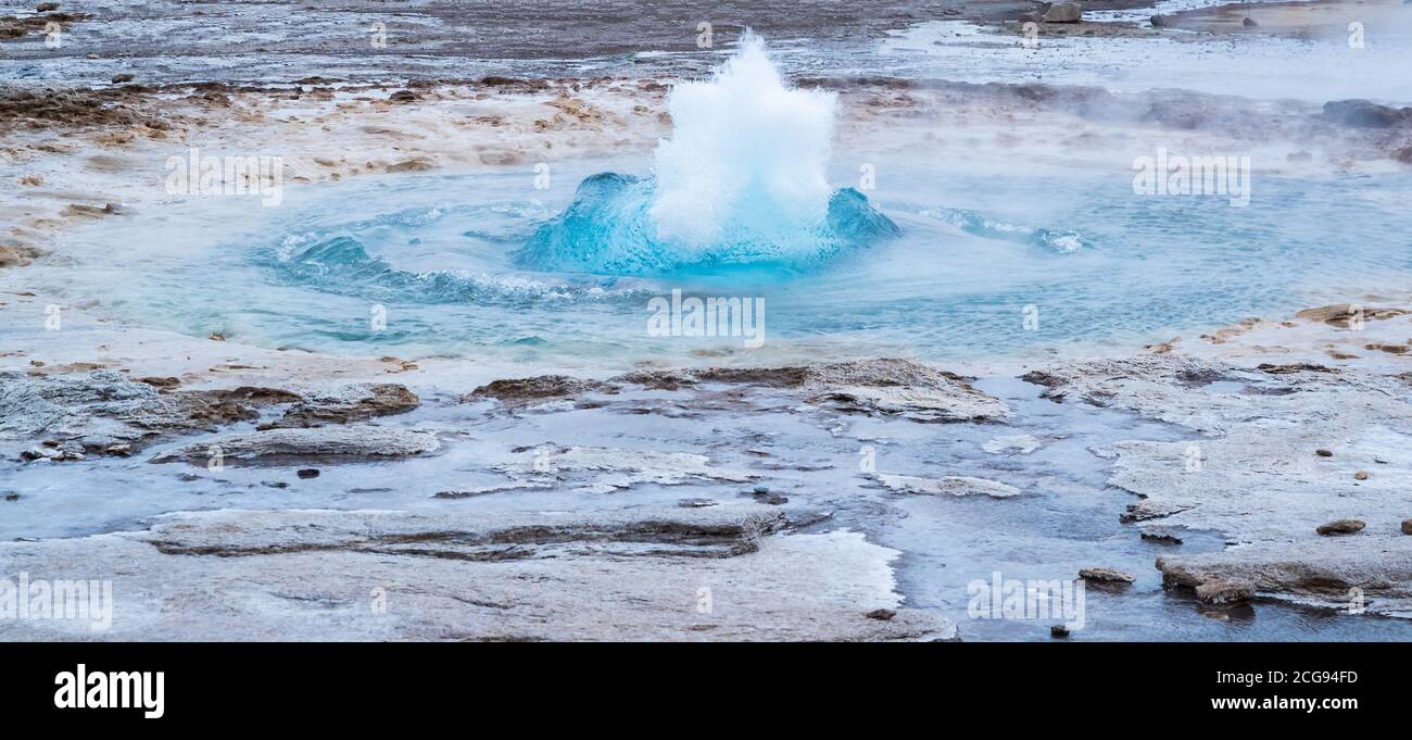 Début initial d'un geyser géant en détail, Islande. Banque D'Images