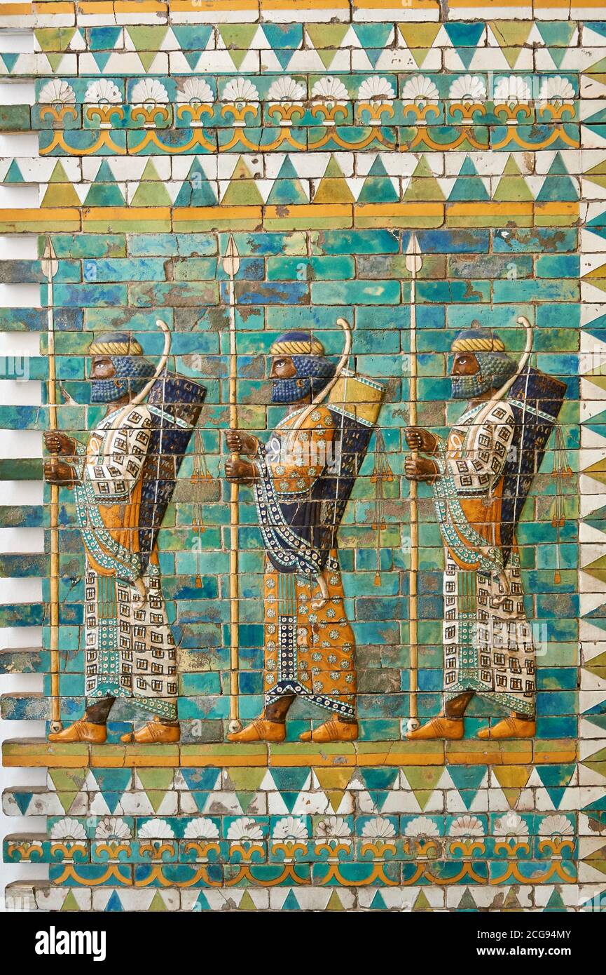 Ancent brique vernissée assyrienne panneaux représentant des gardes du corps royal ou le Roi achéménide Darius du palais de Suse, 521-486 avant J.-C., Musée de Pergame, Ber Banque D'Images