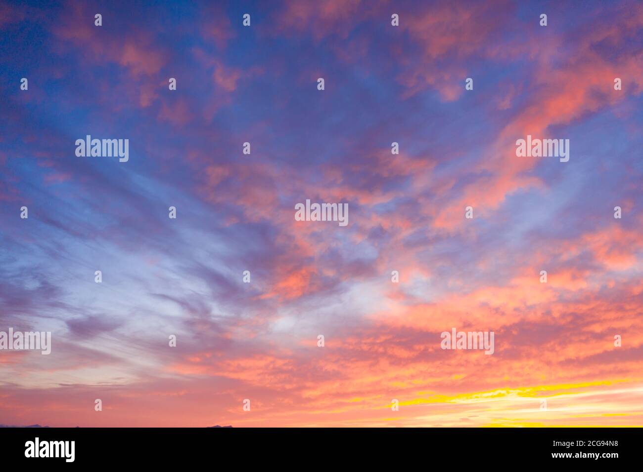 Magnifiques nuages de coucher de soleil dans des couleurs roses. Résumé de la nature Banque D'Images