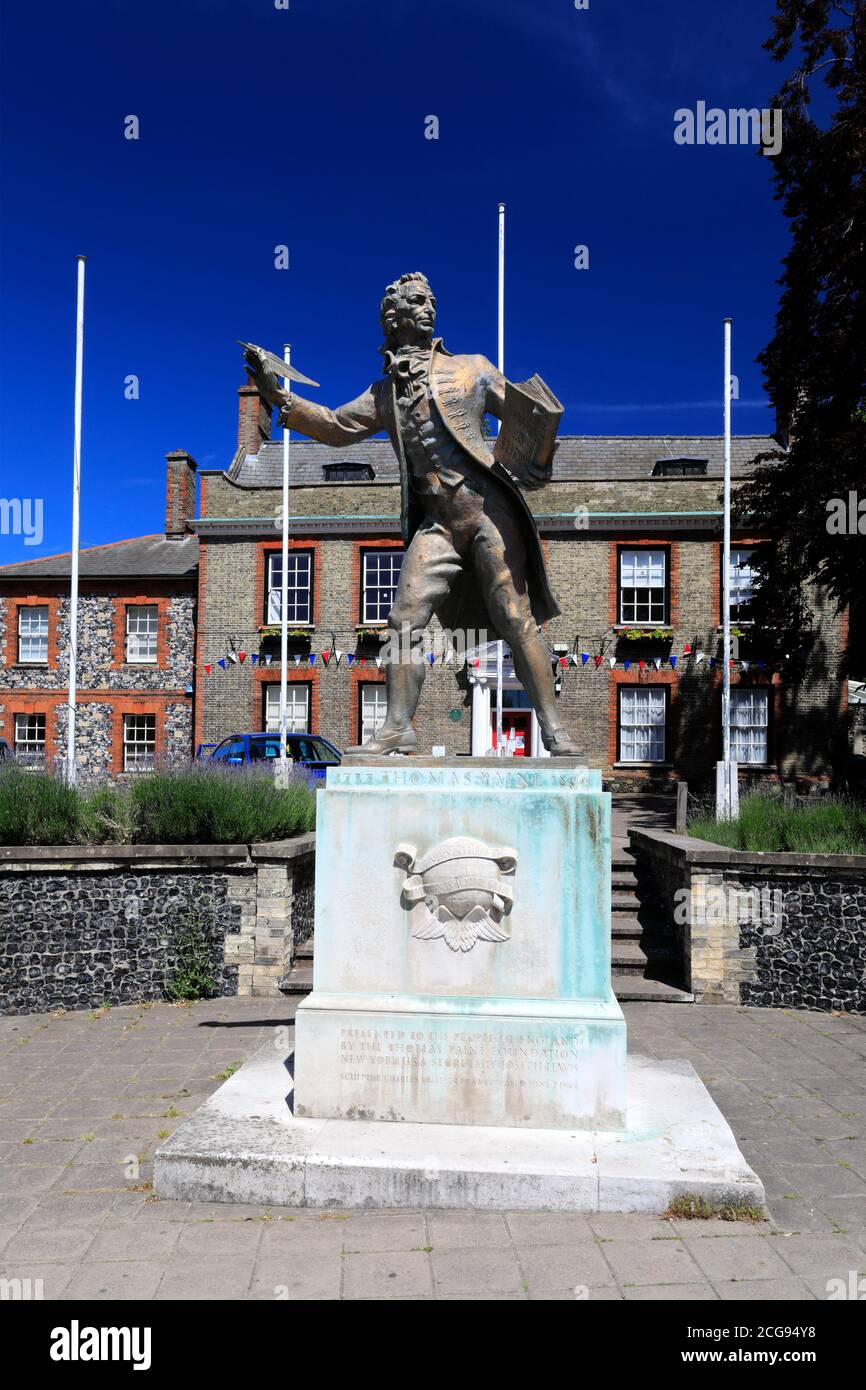 Statue de Thomas Paine à l'extérieur de Kings House et de l'église paroissiale de St Peters, Thetford Town, Norfolk, Angleterre, Royaume-Uni Banque D'Images