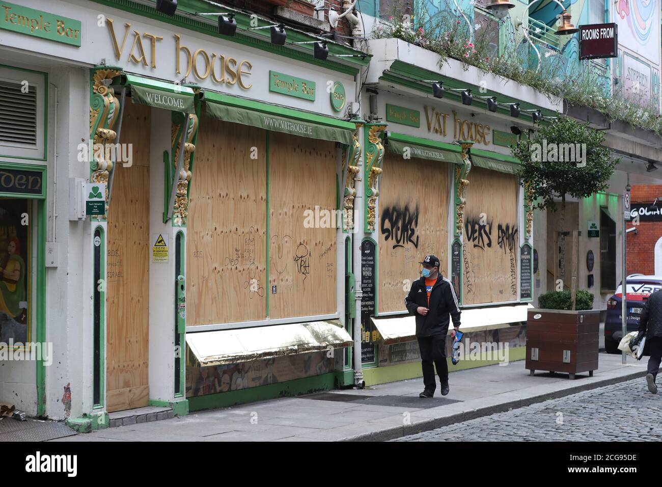 Un homme passe devant un pub à bord du centre-ville de Dublin. L'incapacité du gouvernement à communiquer correctement son message de santé publique Covid-19 a été décrit comme un « abus de pouvoir ». Banque D'Images