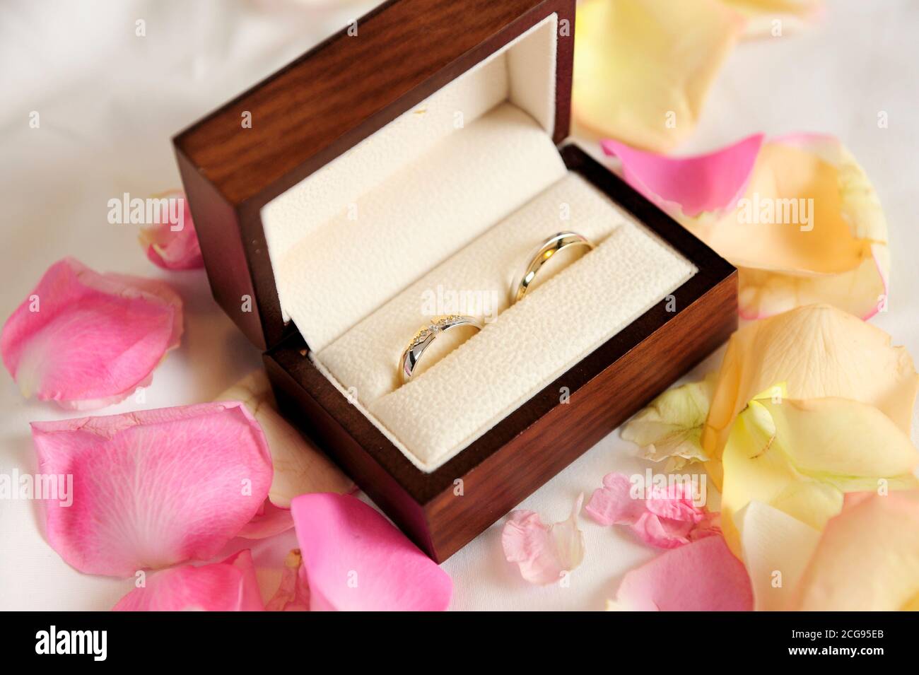 Anniversaire, suite nuptiale, mariée, en couple, les mains, l'amour, les fleurs, bagues, relation, personnes, mariage, vieux, homme, femme, mode de vie, Banque D'Images Anniversaire, suite nuptiale, mariée, en couple, les mains, l'amour, les fleurs, bagues, relation, personnes, mariage, vieux, homme, femme, mode de vie, Banque D'Images
