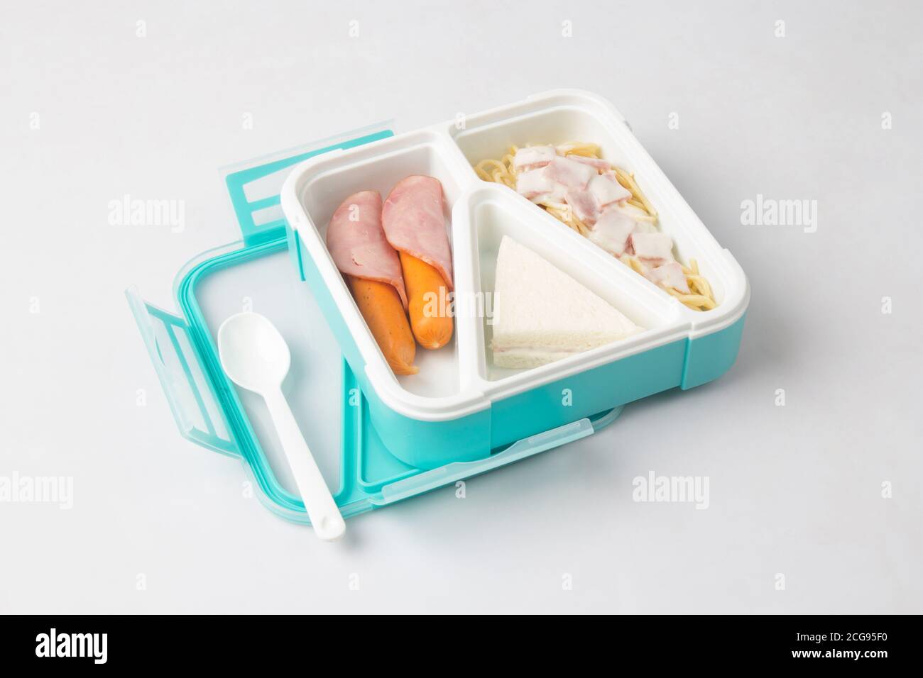 Porte-boîte ouvert avec spaghetti, saucisses, jambon et sandwich isolés sur fond blanc Banque D'Images