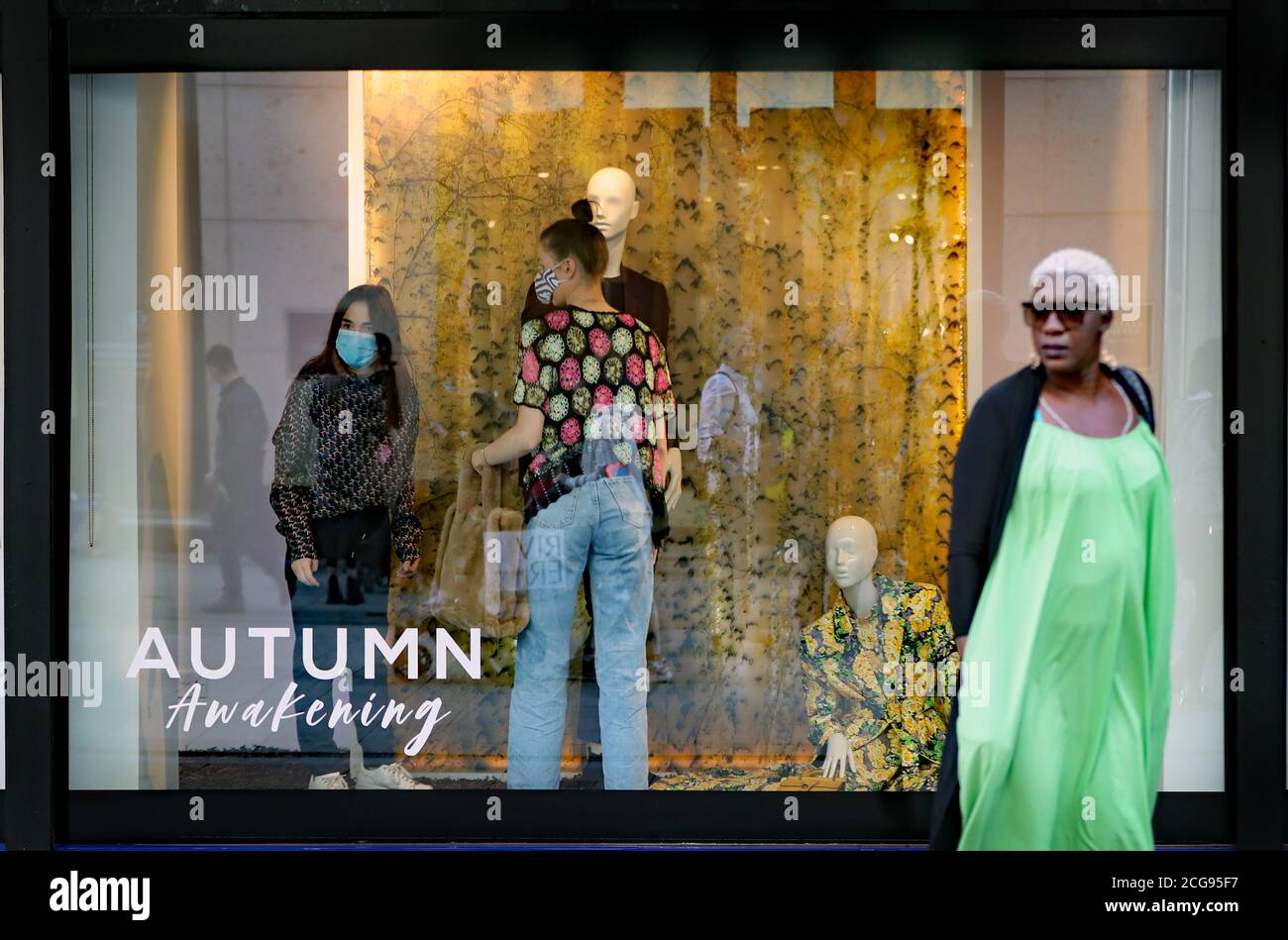 Le personnel porte des masques lorsqu'il habille la fenêtre du grand magasin Arnotts dans le centre-ville de Dublin. L'incapacité du gouvernement à communiquer correctement son message de santé publique Covid-19 a été décrit comme un « abus de pouvoir ». Banque D'Images