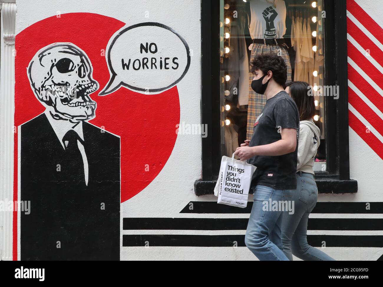 Personnes portant des masques dans le centre-ville de Dublin. L'incapacité du gouvernement à communiquer correctement son message de santé publique Covid-19 a été décrit comme un « abus de pouvoir ». Banque D'Images
