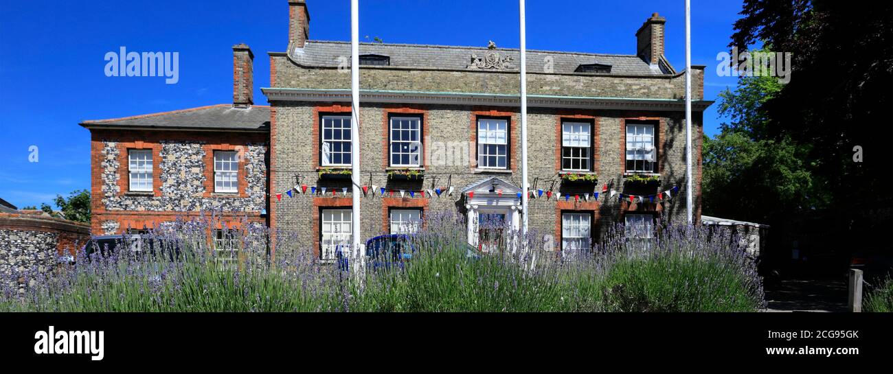 The Kings House and St Peters Parish Church, Thetford Town, Norfolk, Angleterre, Royaume-Uni Banque D'Images