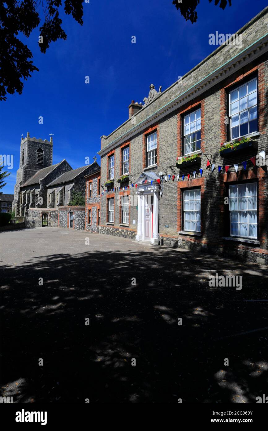 The Kings House and St Peters Parish Church, Thetford Town, Norfolk, Angleterre, Royaume-Uni Banque D'Images