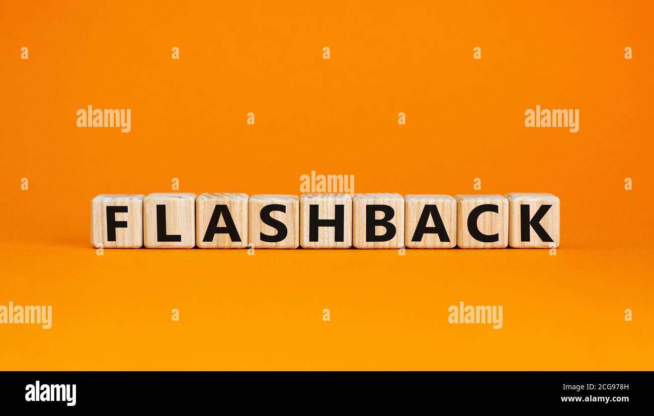 Cubes en bois avec le mot « flashback ». Magnifique arrière-plan orange. Concept commercial et éducatif. Copier l'espace. Banque D'Images