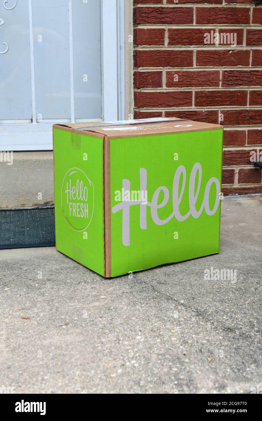 Boîte de kit repas Hello Fresh livrée à la porte d'entrée D'une maison USA Banque D'Images