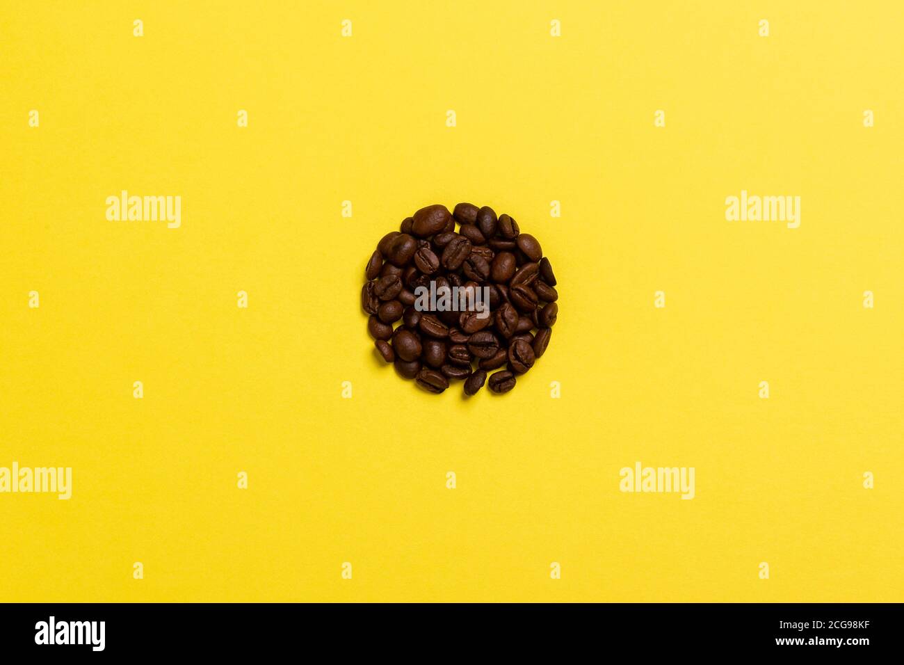 grains de café sur fond jaune Banque D'Images