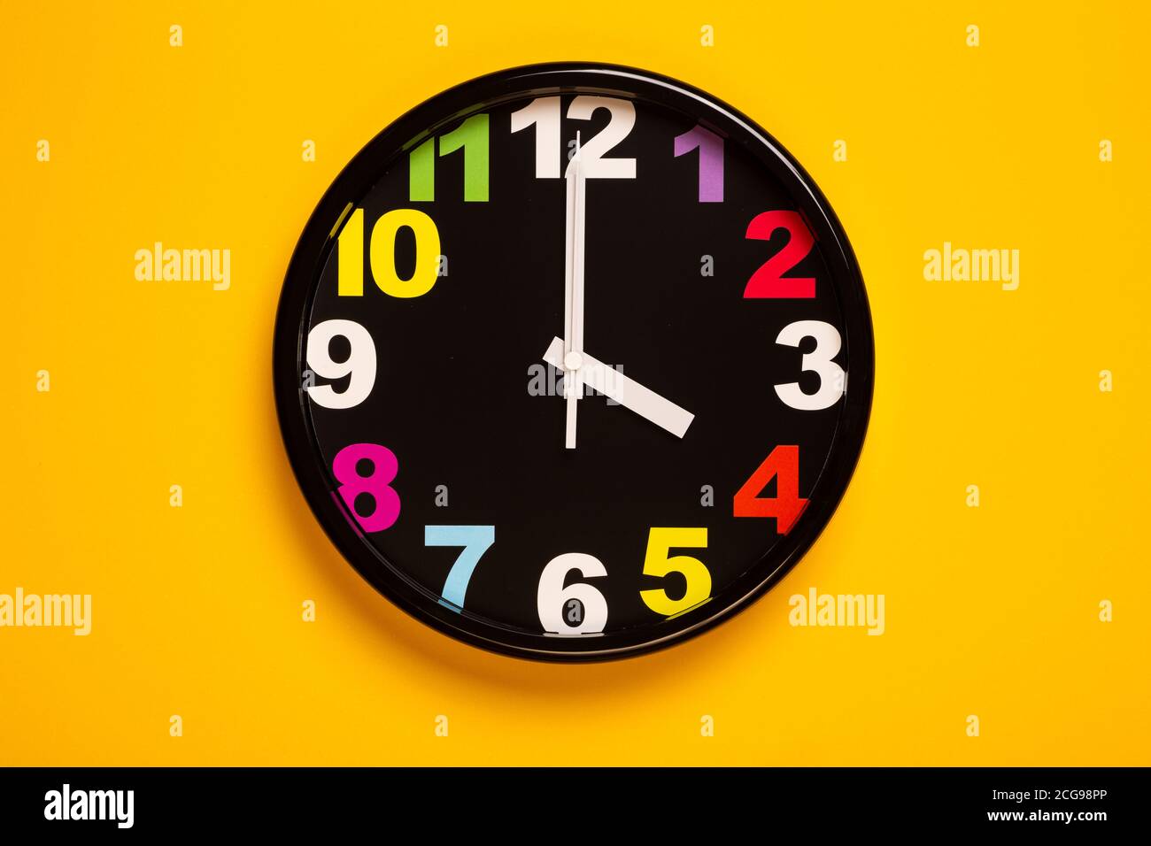 horloge murale colorée à quatre heures Banque D'Images