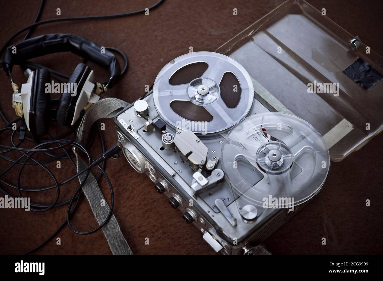Lecteur audio bobbin vintage avec casque et mise au point sélective Banque D'Images