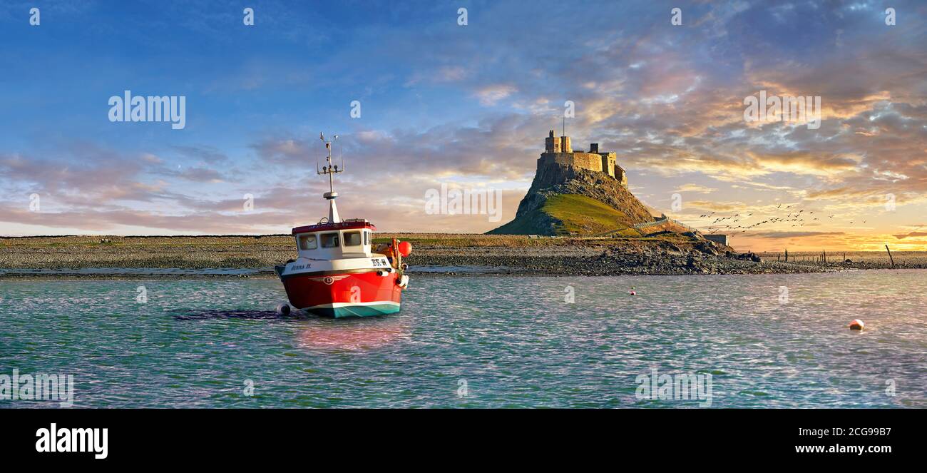 Château de Lindisfarne et bateau de pêche au coucher du soleil - Château du XVIe siècle, Île Sainte, Lindisfarne, Northumberland, Angleterre Banque D'Images